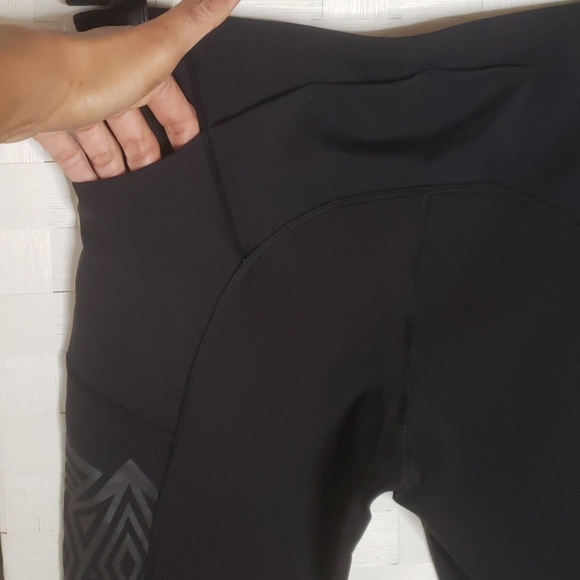 Lululemon black capris pant. Sz 8 - Picture 4 of 6